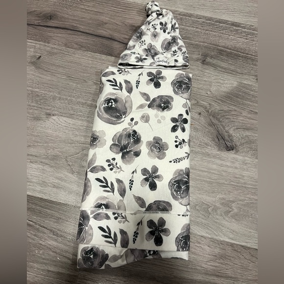 Swaddle and hat - Picture 1 of 3